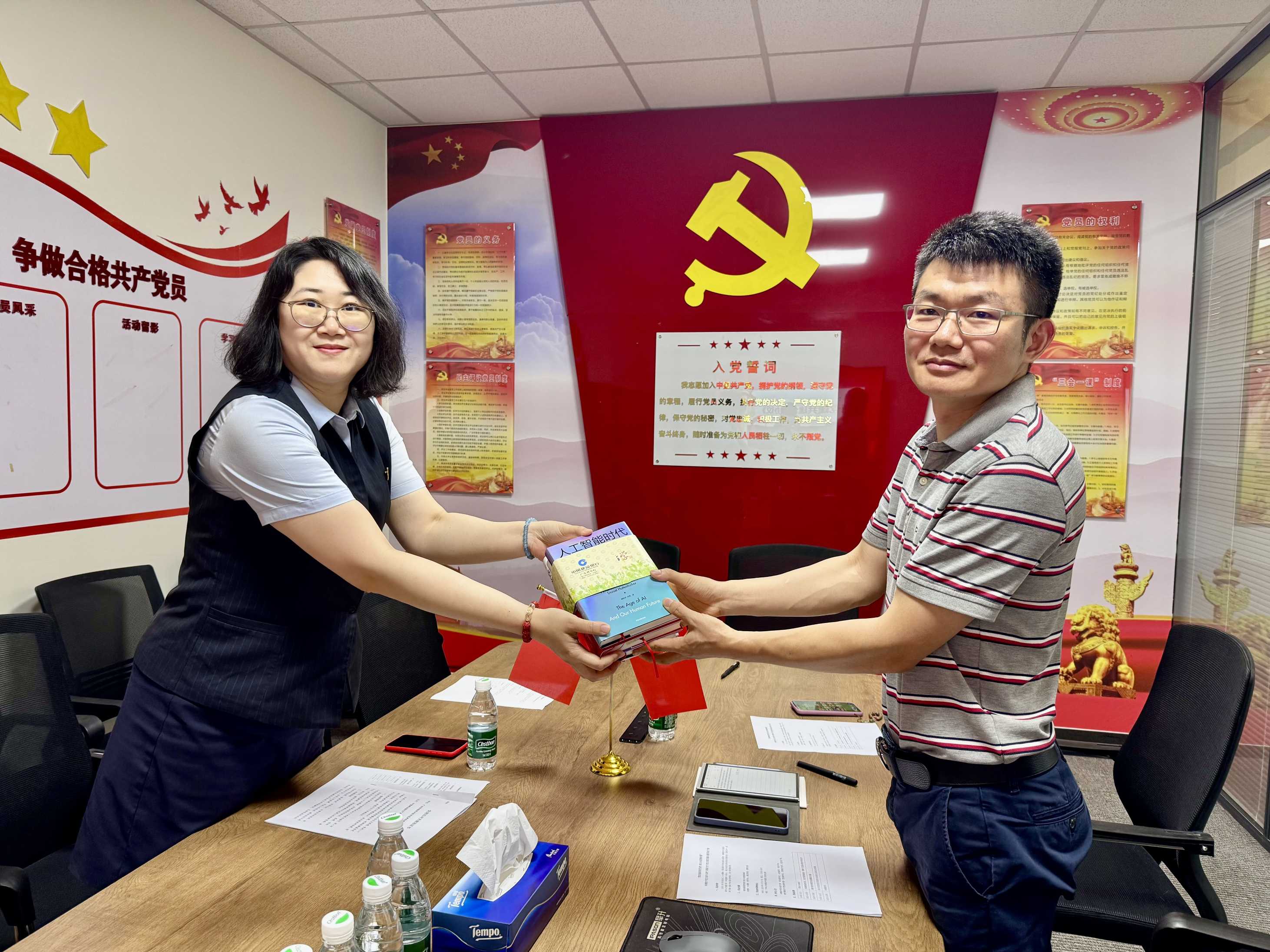 建行高新支行党支部向安博体育(中国)官方网站,app登录入口党支部赠送党建书籍.jpg